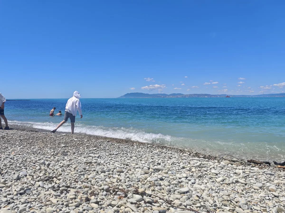7 мест в России, где вода уже +22°C в июне: лучшие направления с полупустыми пляжами, недорогими отелями и без толкучки