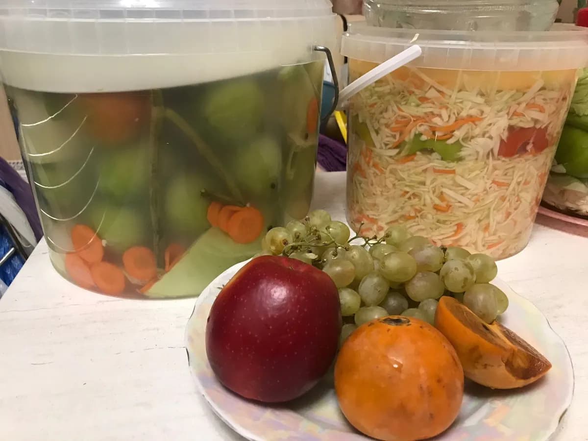 Открытые банки с капустой, огурцами и соленьями храню по несколько месяцев: хитрый трюк с водой - ничего не портится и не темнеет