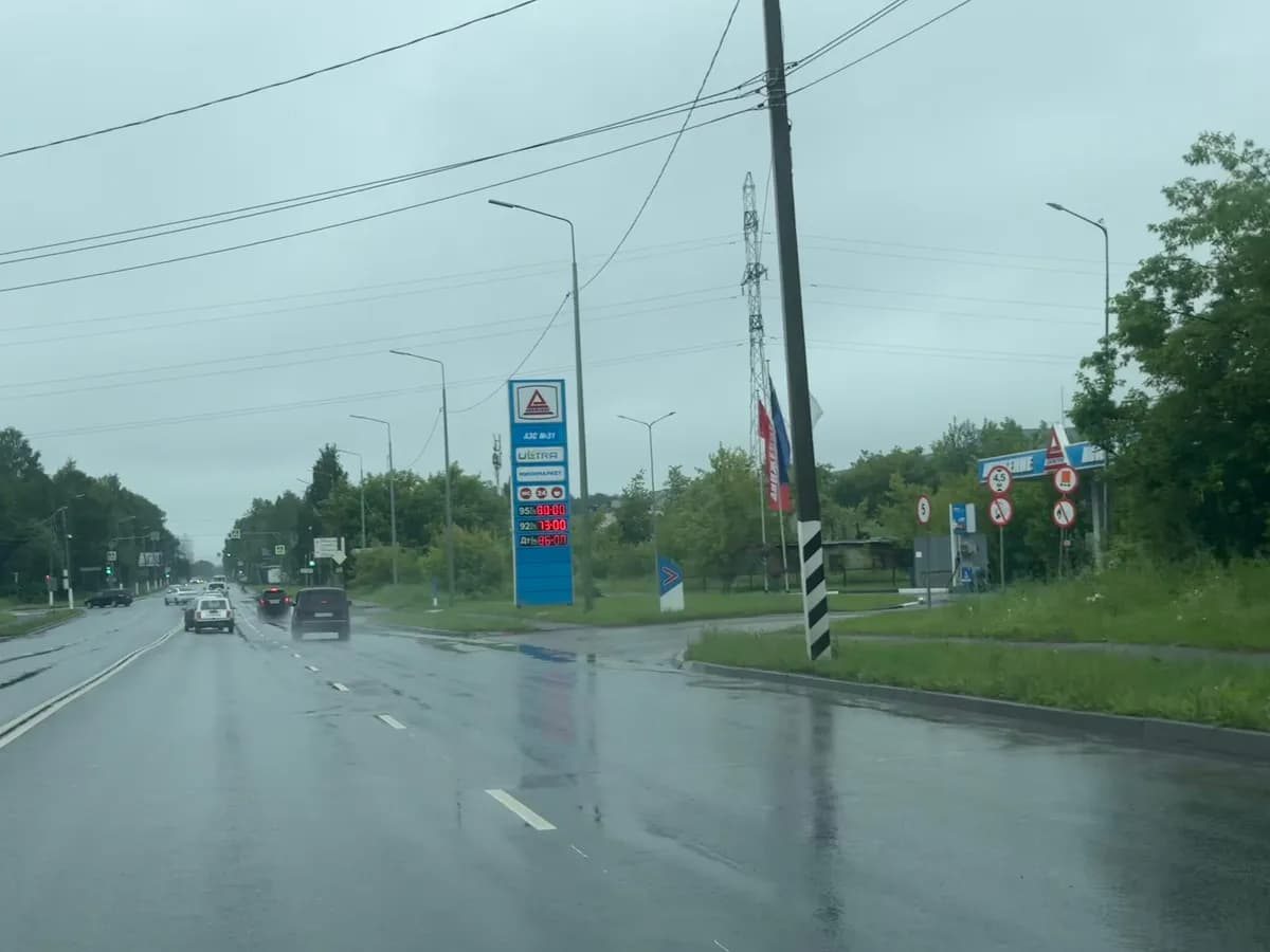 «Одна заправка на район»: жители Рязанской области стоят в очередях по 5 часов из-за закрытия АЗС — рассказываем, как узнать, где есть бензин