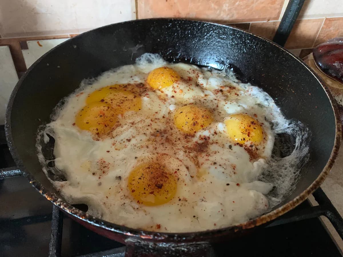 Не растительное и не сливочное: в старину жарили только на этом масле - не горит на сковороде и в разы полезнее