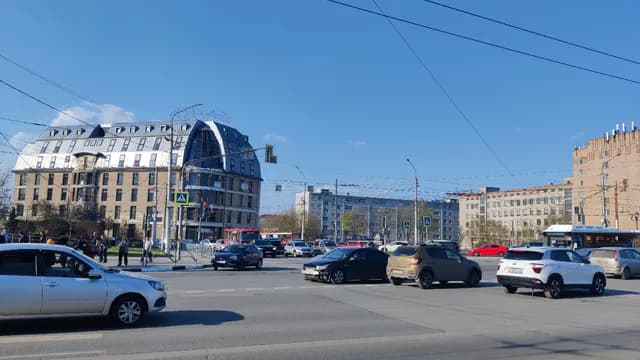 Парковка у Кремля в Рязани превратилась в ад: жители Соборной улицы бьют тревогу — машины блокируют скорую и пожарных