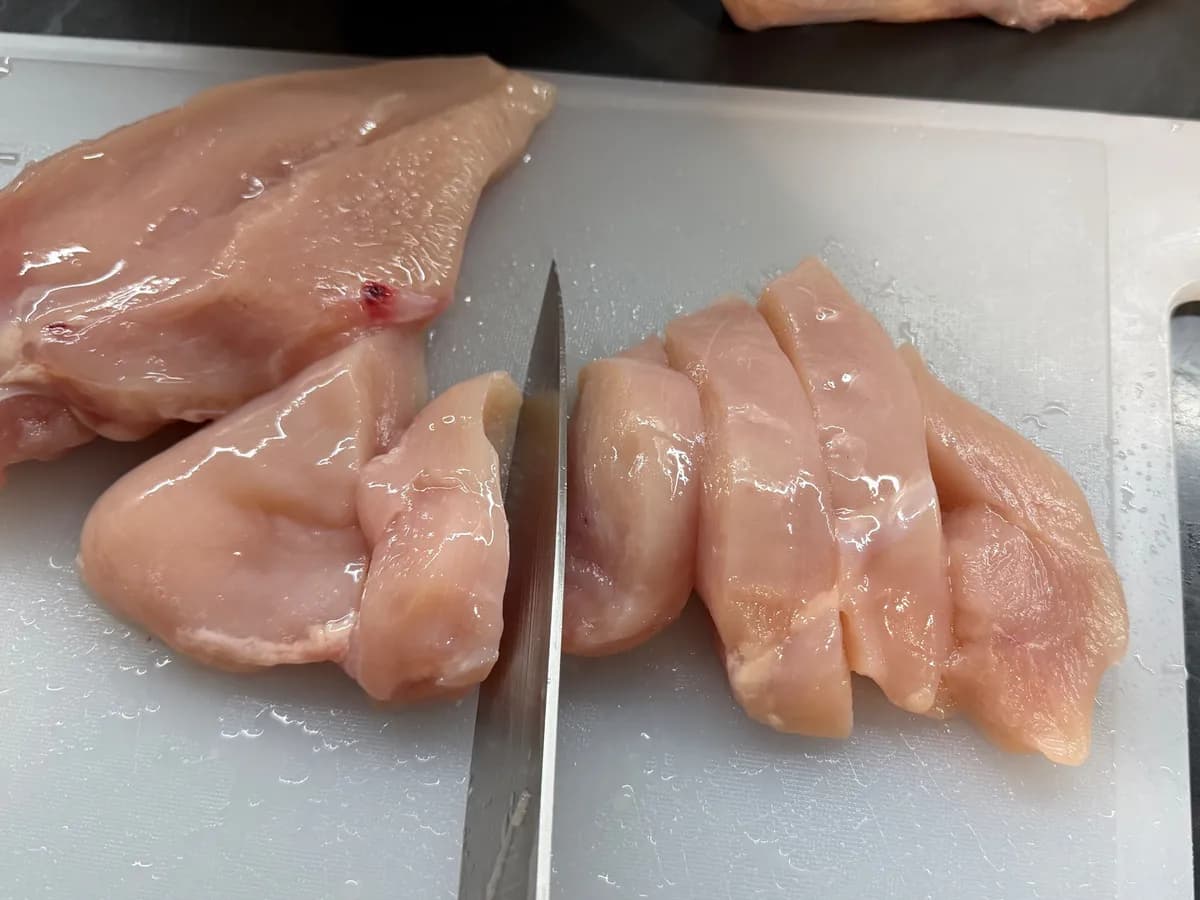 Худшая ошибка - мыть куриное мясо перед готовкой: почему шеф-повара умоляют этого не делать и чем это грозит