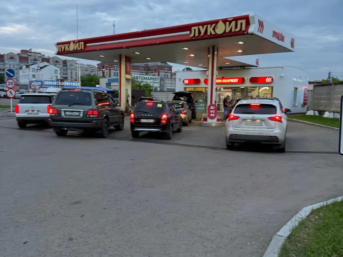 На заправках Рязани километровые очереди: Путин оценил ситуацию с бензином в стране