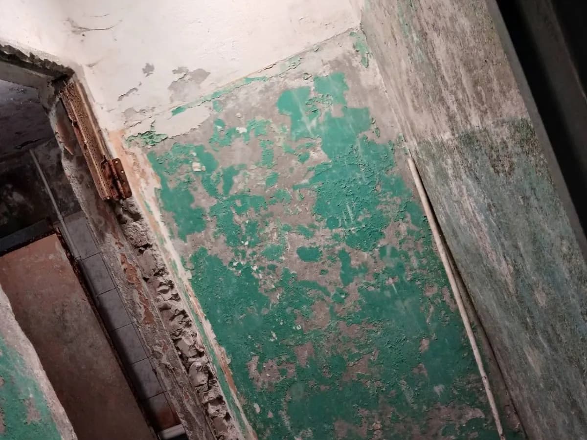 Жители общежития в Скопине пожаловались на аварийный стояк, который может рухнуть