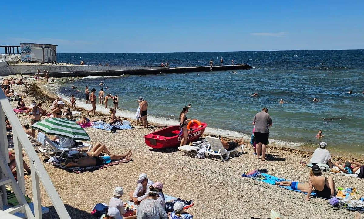 Море чистое, но бензина почти нет: как живут и отдыхают в Крыму этим летом — честный репортаж