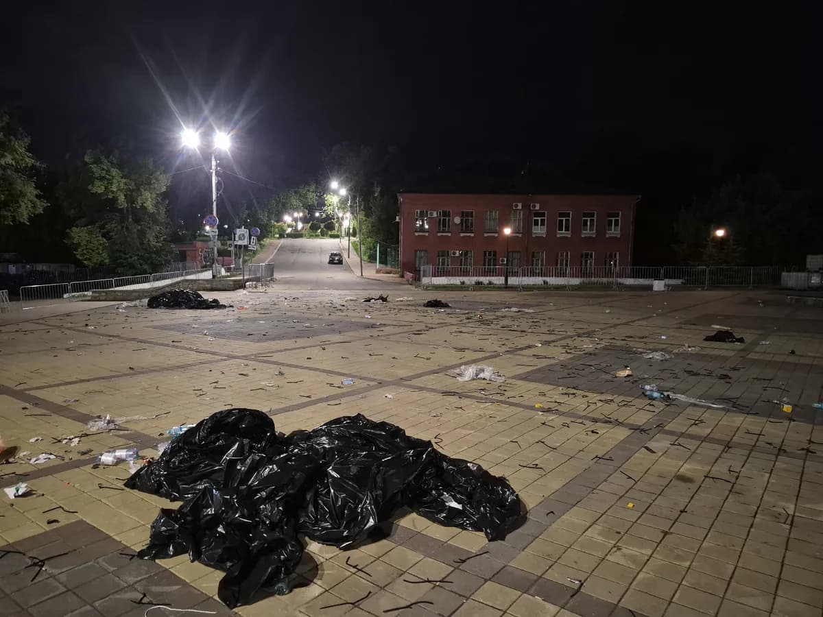«Горы мусора перекатываются ветром»: площадь перед рязанским цирком после праздника превратилась в свалку