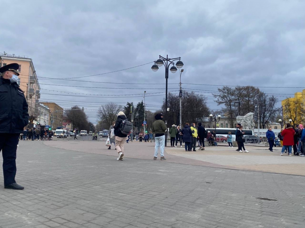 Гто сейчас. Фото с жителями в Чернигов. Стойчев на площади Победы. Абатеков на площади. Город 48 на площади.