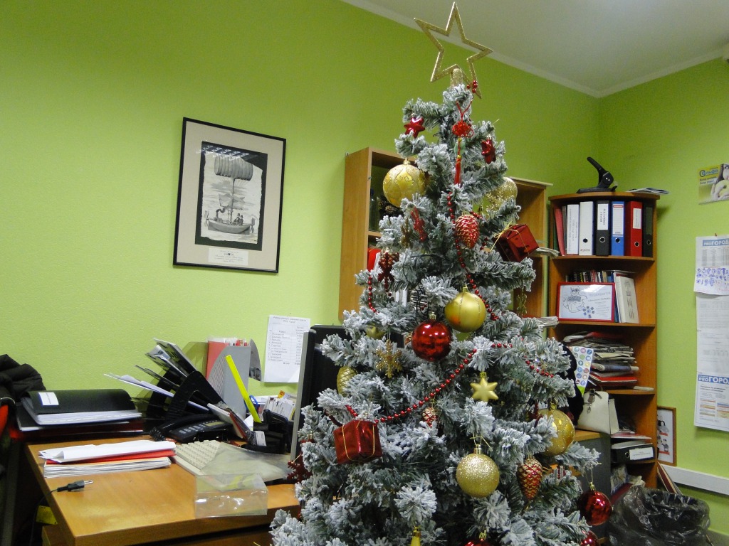 Офис нового года. Новогоднее украшение офиса. Новогоднее украшение кабинета. Украшение елки в офисе. Новогодняя елка в офисе.