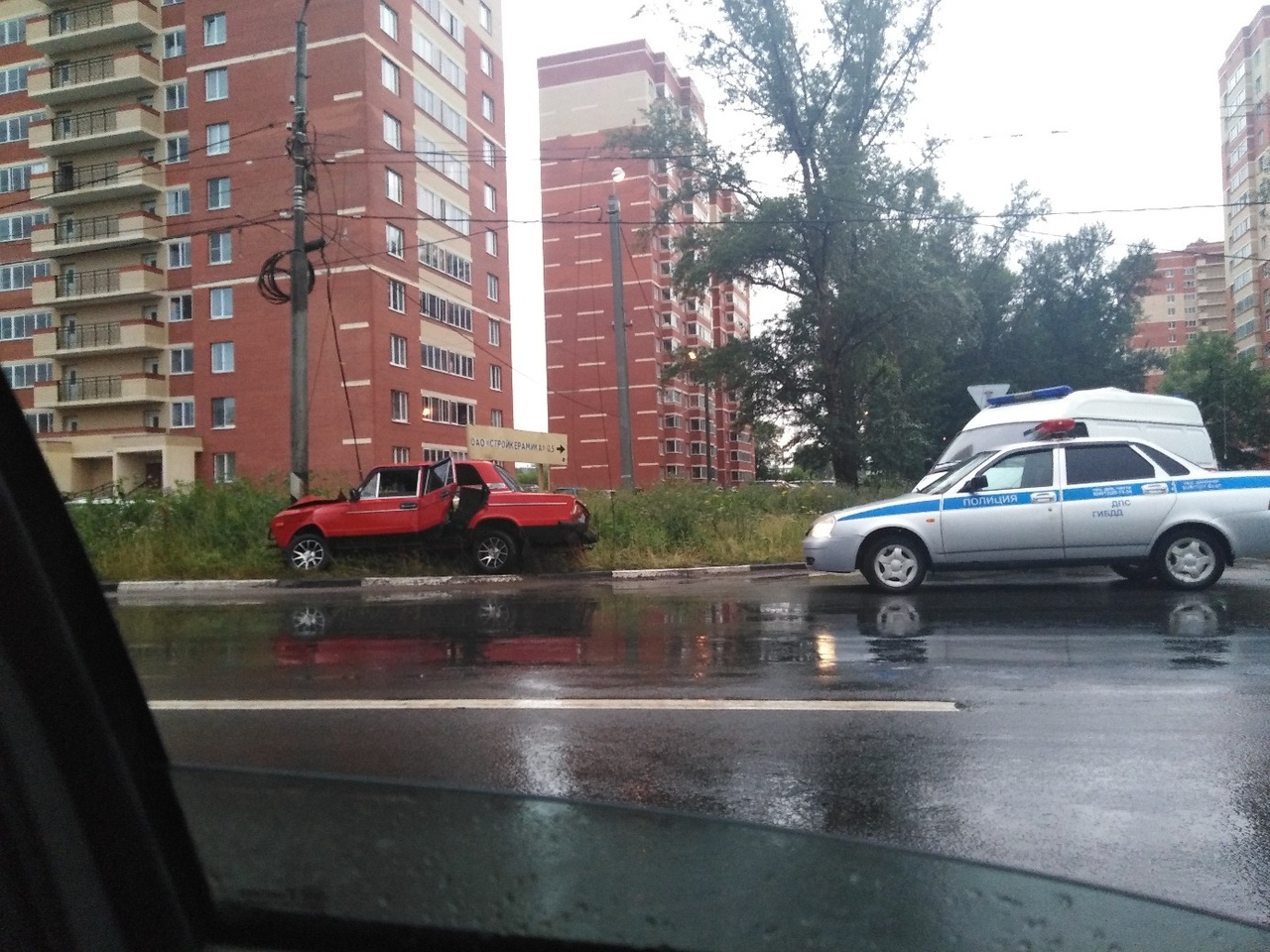 На Михайловском шоссе водитель протаранил столб