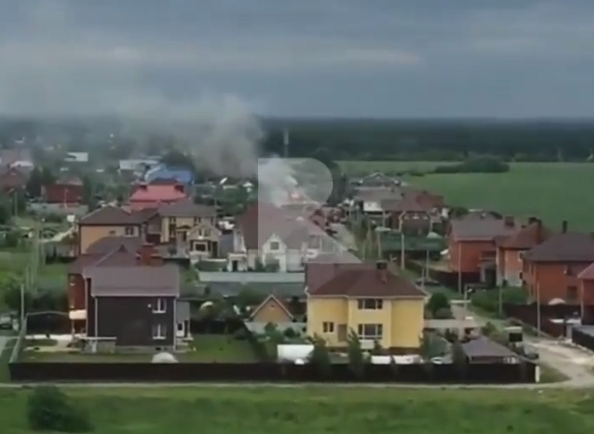 Пожар на Станкозаводской: пожарные спасают частный дом