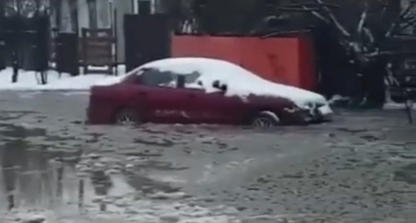 "Вода по двери": в Рязани на одной из улиц затопило машины 