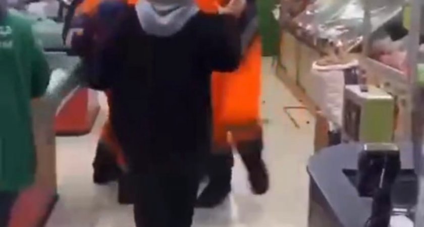 В Рыбном в супермаркете «Пятерочка» засняли драку двух мужчин (видео)
