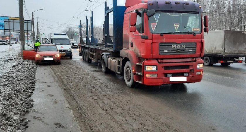 На Московском шоссе водитель грузовика подрезал легковушку