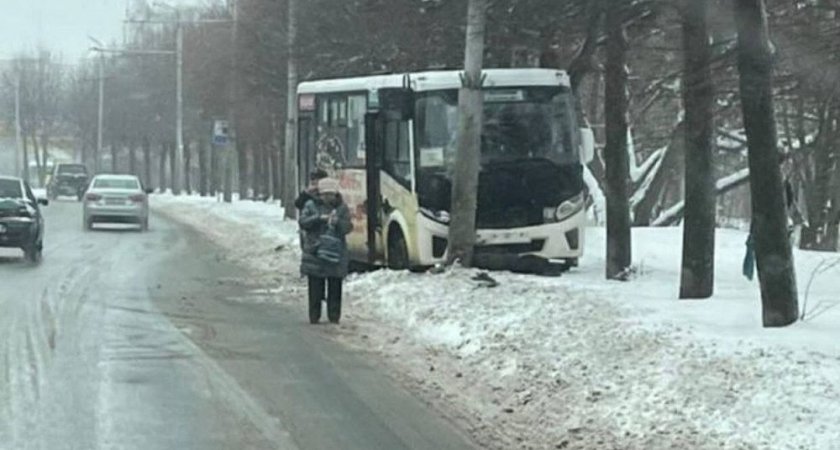 ДТП в Рязани: на окраине города маршрутка врезалась в столб (видео)