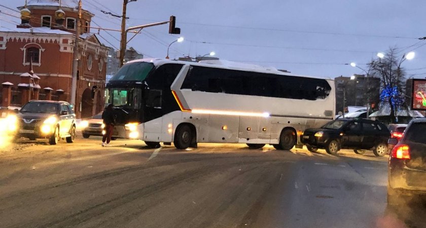 ДТП в Рязани: на Московском шоссе автобус подрезал иномарку 