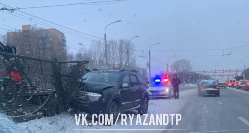 ДТП в Рязани: на Московском шоссе автомобиль въехал в забор 