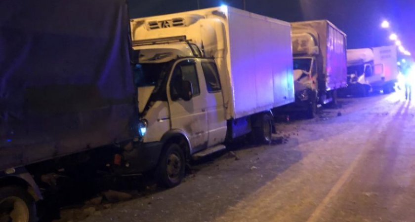 Массовое ДТП: на трассе М5 «Урал» водитель фуры врезался в несколько грузовиков