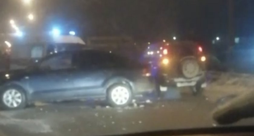 «Лоб в лоб»: недалеко от рязанского ТРЦ М5 Молл столкнулись четыре автомобиля 