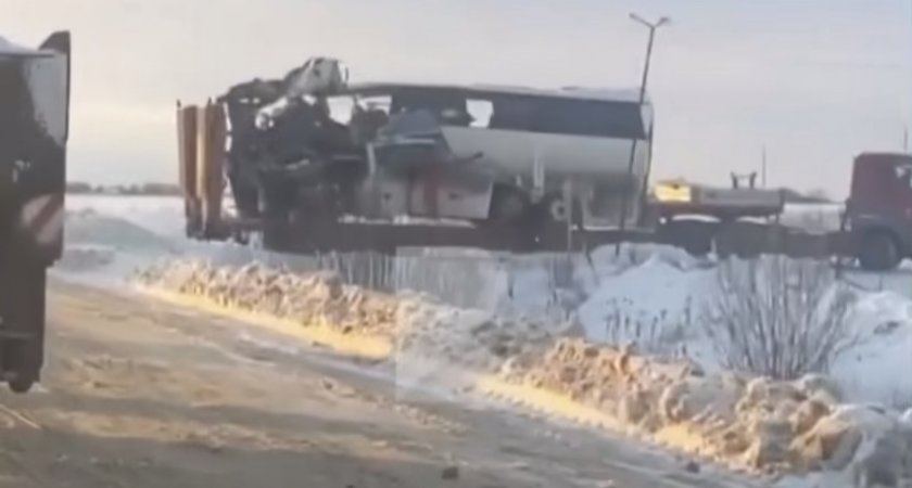 Видео: автобус, ставший участником ДТП в Скопинском районе, увозят с места происшествия