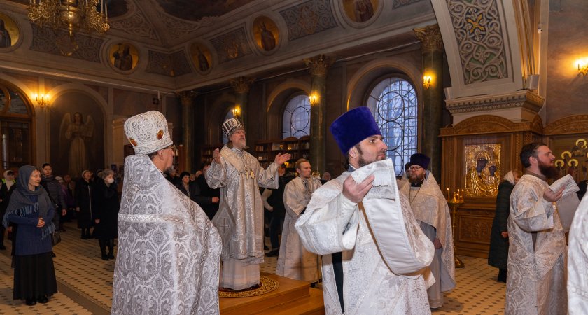 Митрополит Марк совершил Божественную литургию в Христорождественском кафедральном соборе