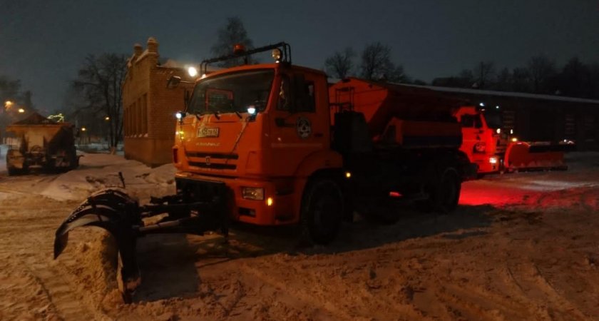 Работает более 20 машин: в мэрии отчитались об уборке снега в городе