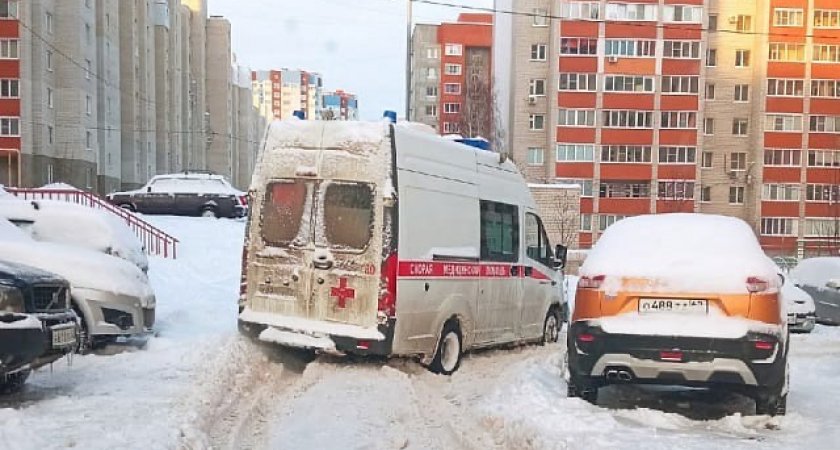 В Рязани в одном из дворов застряла машина скорой помощи 