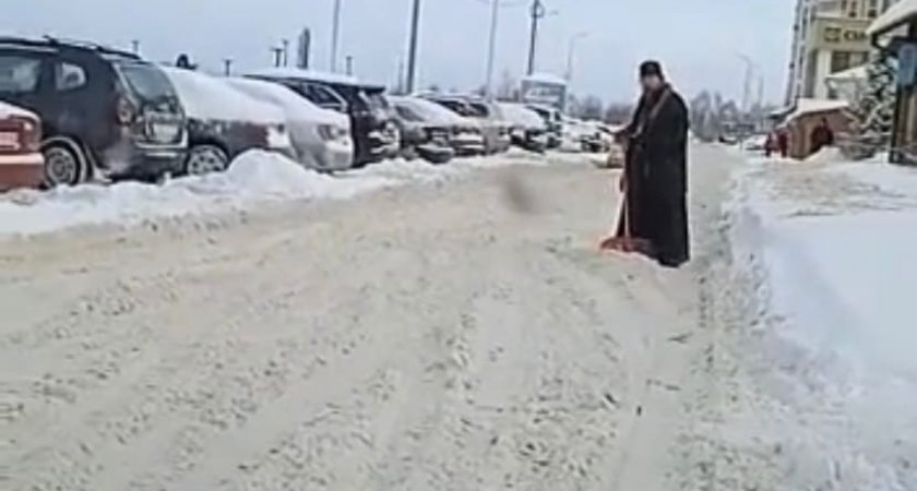Рязанские священники вышли на уборку города от снега