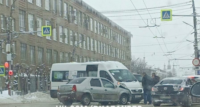 ДТП в Рязани: на перекрёстке столкнулись маршрутка и иномарка 