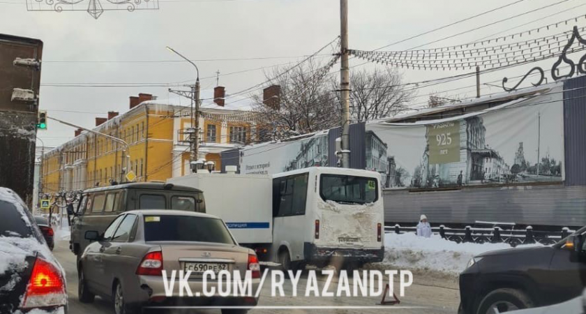 В Рязани произошла авария с участием полицейского фургона