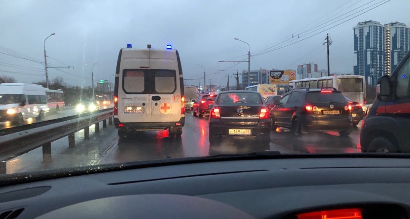 Троллейбус и легковушка не разъехались на Первомайском проспекте