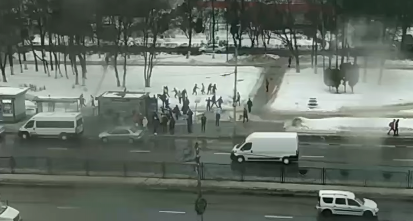 Очевидцы опубликовали кадры массовой драки на Московском шоссе Рязани