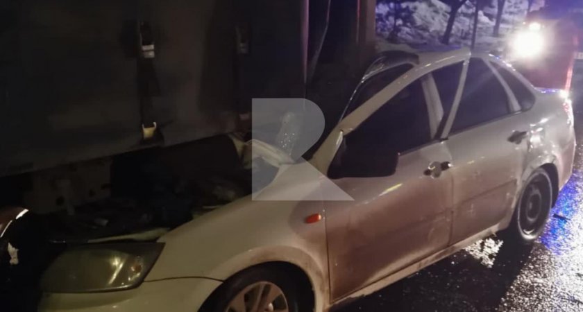 В Рязани 23 февраля пьяный водитель Lada Granta врезался в припаркованную фуру