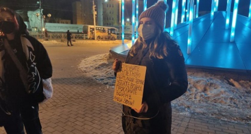 Жительницу Рязани 25 лет с антивоенным плакатом арестовали на 48 часов
