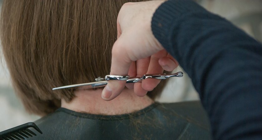 Рязанские парикмахеры бесплатно постригли беженцев с ЛДНР