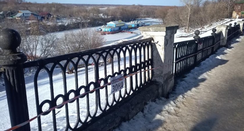 Жители Рязани пожаловались на опасный забор в кремле