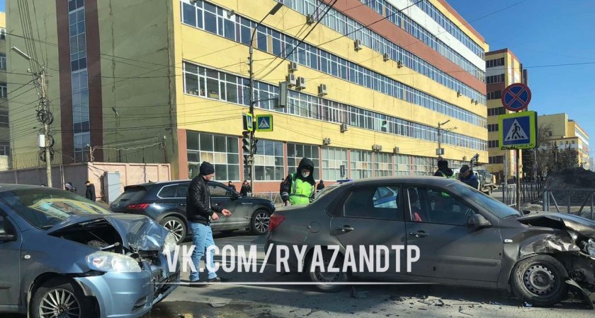 Из-за ДТП днём 9 марта на улице Каширина в Рязани затруднено движение