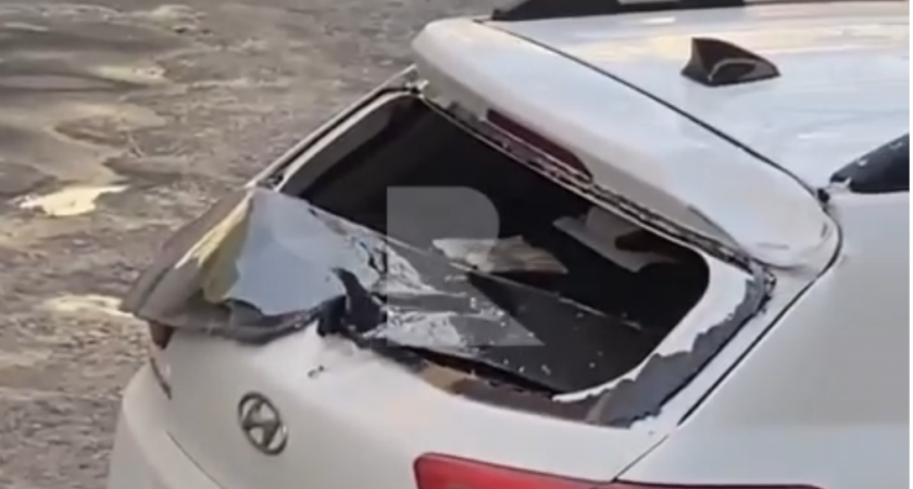 В центре Рязани два автомобиля получили повреждения из-за упавшего с крыши льда