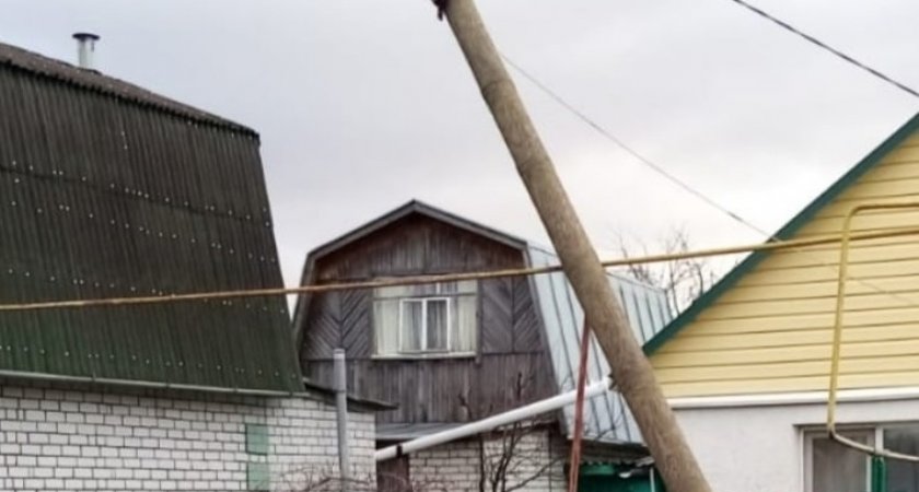 Обошлось: в Спасском селе штормовой ветер уронил электрический столб на газовую трубу