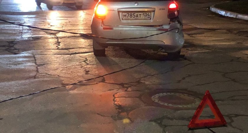 Видео: на Завражнова в Рязани упавший кабель перекрыл дорогу