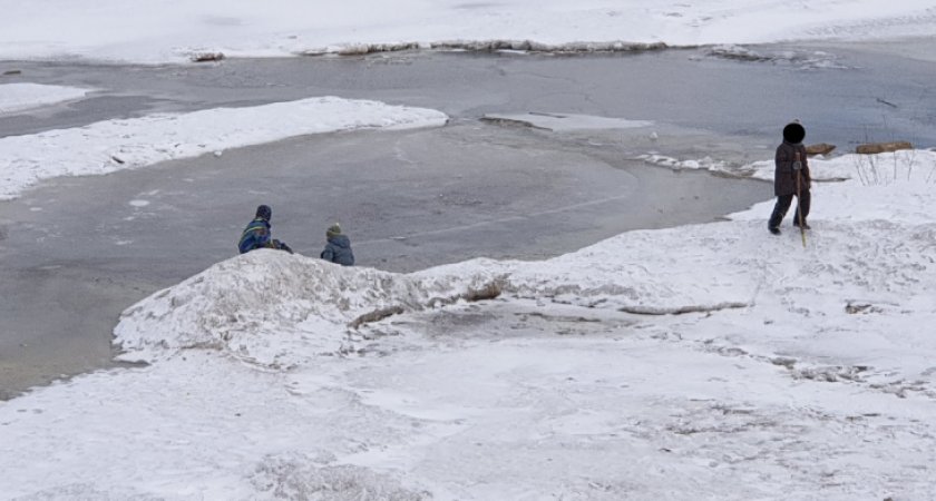 Погибли: двое детей провалились под лед на озере под Рязанью
