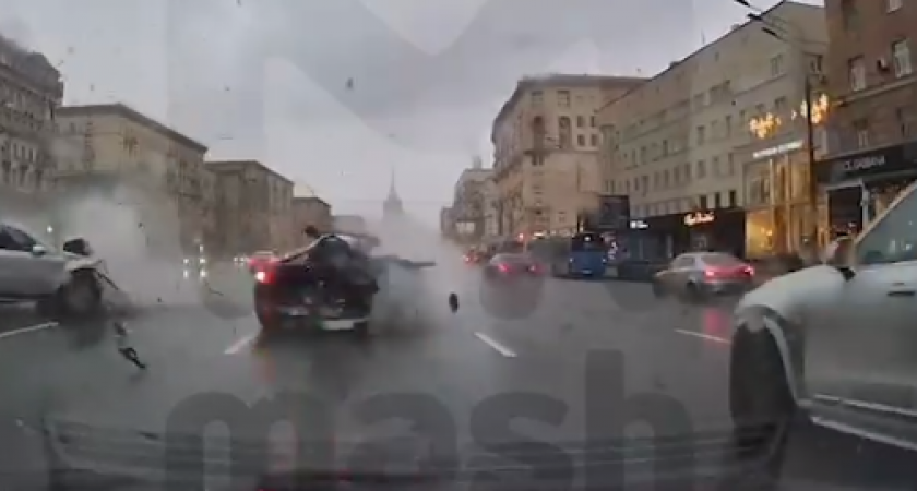 Момент аварии с участием Саида Губденскго попал на видео