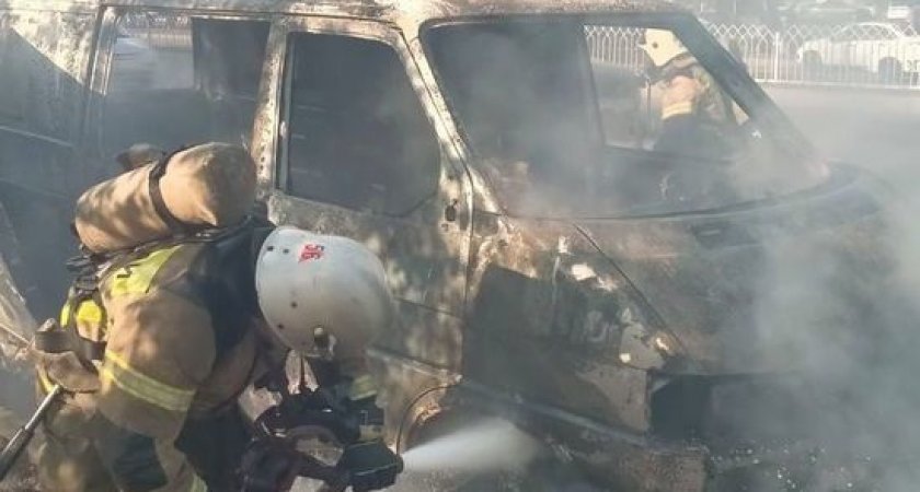 В Рязани ночью 22 марта сгорели два микроавтобуса