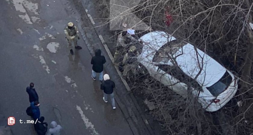 В центре Рязани 24 марта около разбитого Porsche заметили полицию и людей в масках
