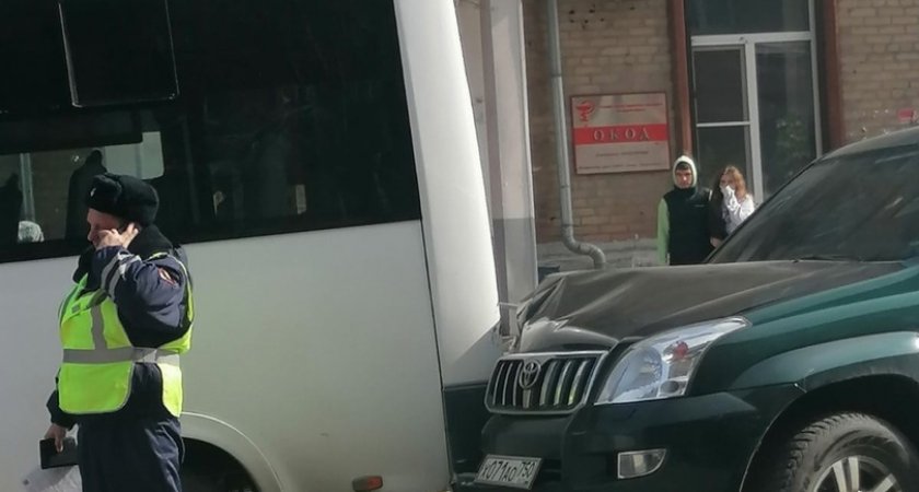 В Рязани 25 марта на улице Дзержинского Toyota столкнулась с маршруткой