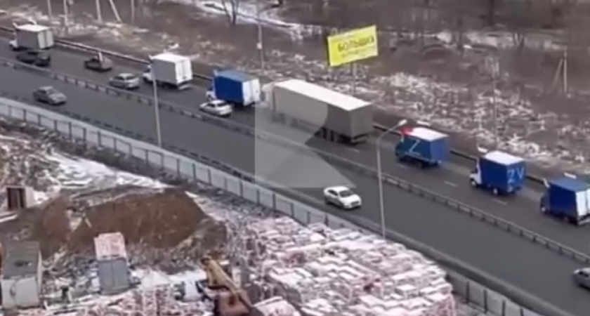 Жители Рязани засняли колонну грузовиков с российскими флагами
