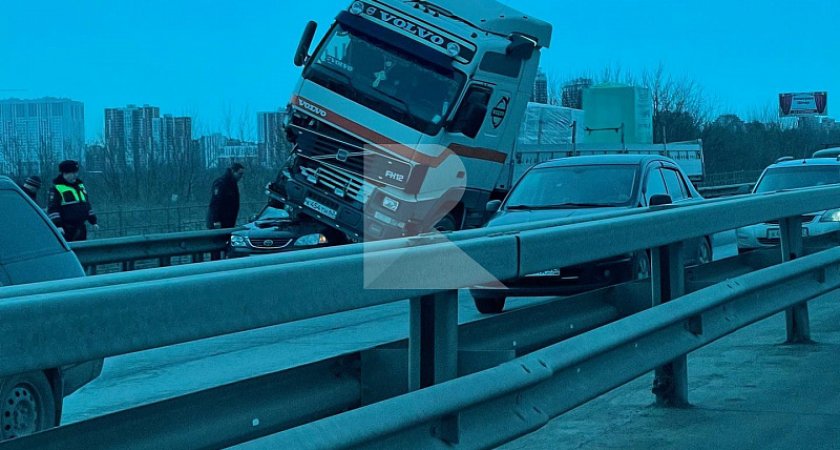 Фура Volvo смяла легковую Toyota в ДТП у Солотчинского моста