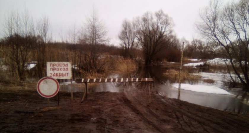 В Скопинском районе из-за высокого уровня воды подтопило мост у села Шелемишево