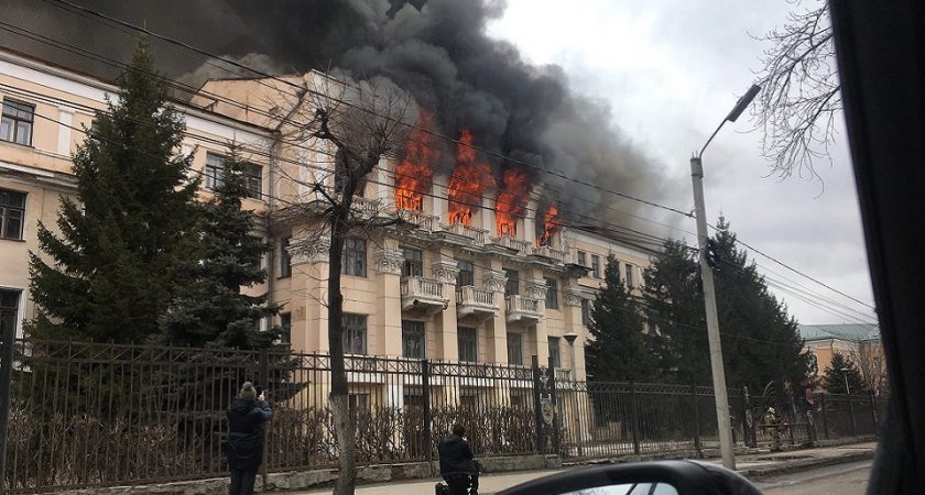 В центре Рязани на улице Каширина пожар тушат 8 спецмашин