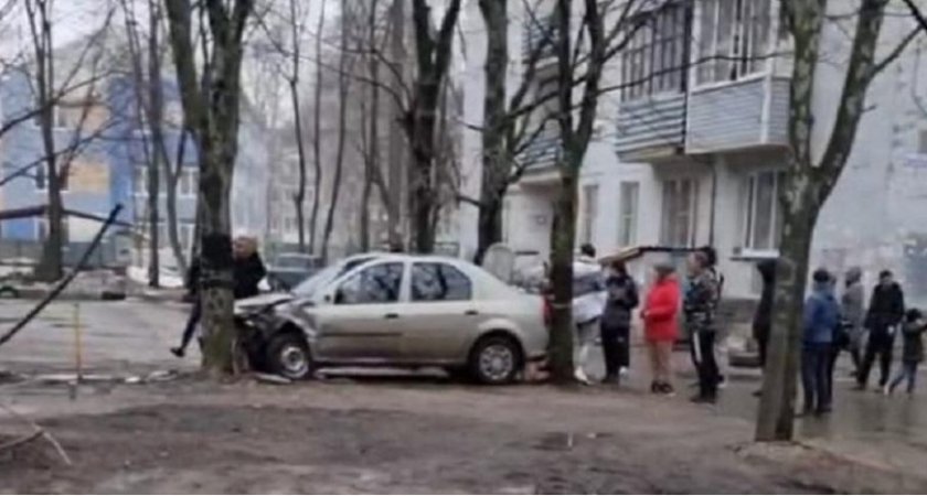В Рязани водитель машины Renault Logan врезался в дерево