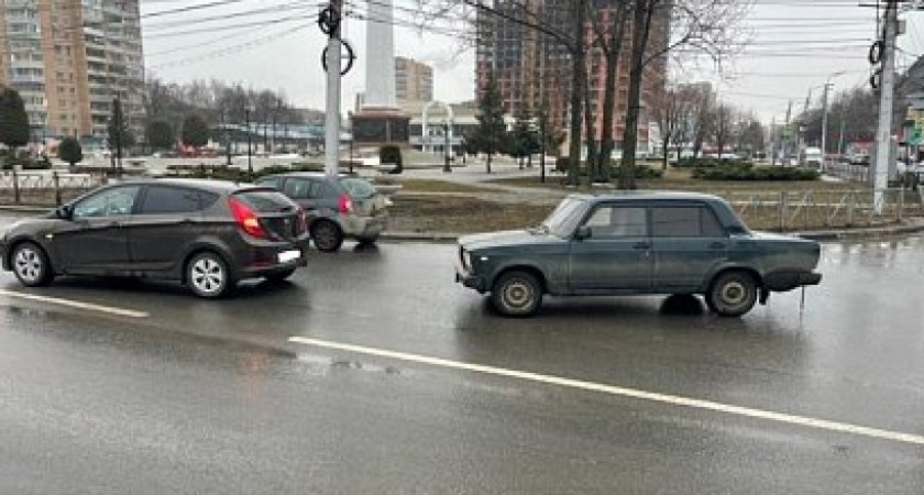 На Московском шоссе произошло ДТП с ВАЗ и Hyundai Solaris, есть пострадавшая